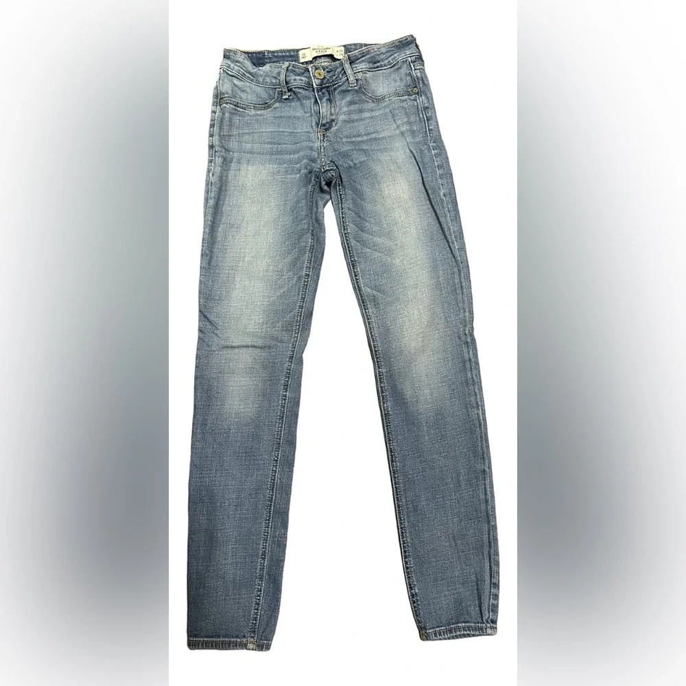 Abercrombie & Fitch Light Wash Women’s Mod Rise Skinny Jeans Size 2 W26 L29